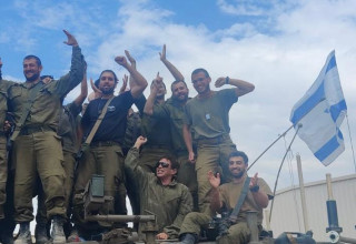 אשר יחד עם המילואימניקים (צילום: ללא קרדיט)