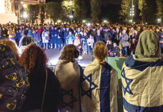 מאירוע התמיכה בישראל שארגנה הקהילה היהודית ליד פסל החירות בריגה (צילום:  ילנה מקייבה)