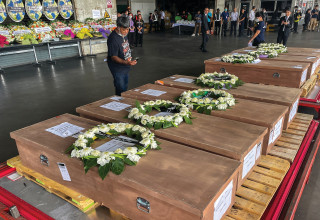 ארונותיהם של עובדים תאילנדים שנהרגו בחרבות ברזל (צילום: רויטרס)