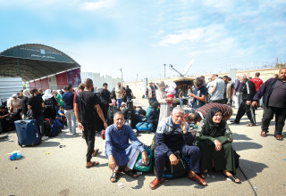 פלסטינים במעבר רפיח בחודש שעבר (צילום: עטיה מוחמד פלאש 90)