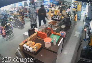 פשיטת מחבלי חמאס על תחנת דלק יילו (צילום: מצלמת אבטחה)