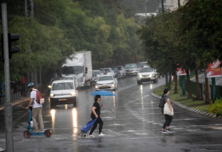 גשם בתל אביב (צילום: Miriam Alster/Flash90)