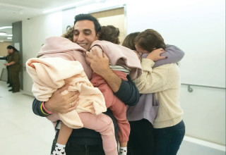 יוני אשר פוגש את אשתו דורון ובנותיו רז ואביב בבית החולים (צילום:  דובר צה"ל)
