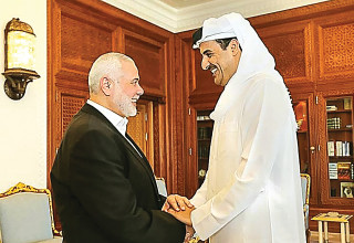 קטאר תמים בן חמד אאל ת'אני עם אסמאעיל הנייה  (צילום:  צילום מסך אל ג'זירה)