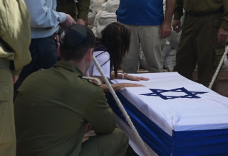 אמו של אל"מ אסף חממי ז"ל בהלווייתו (צילום:  אבשלום ששוני)