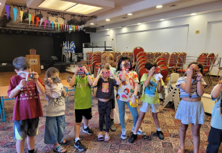 הנגרית שמעבירה סדנאות לילדים המפונים במלונות (צילום:  לורנס בזיז)