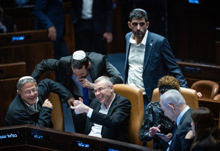 חברי הקואליציה בכנסת בתמונה שעוררה סערה בצל המלחמה (צילום: יונתן זינדל, פלאש 90)