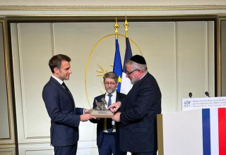 עמנואל מקרון מקבל פרס מהקהילה היהודית בעקבות מאבקו באנטישמיות (צילום:  יח"ץ ועידת רבני אירופה)