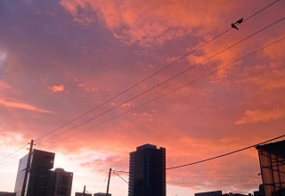 זריחה בתל אביב, מזג אוויר מעונן (צילום: ענבר נעמן)