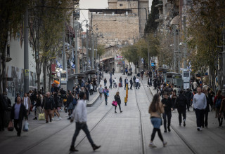 אנשים ברחובות ירושלים (צילום: Chaim Goldberg/Flash90)