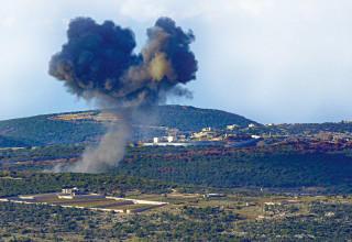 עשן מיתמר בגבול לבנון (צילום: איל מרגולין, פלאש 90)