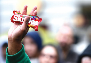 מפגין מחזיק שקית Skittles בעצרת בווסטלייק פארק בסיאטל, וושינגטון, 28 במרץ 2012 (צילום:  רויטרס)