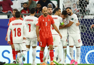 שחקני נבחרת איראן חוגגים מול פלסטין (צילום: רויטרס)