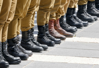 רגליים חיילים (צילום: מרק ישראל סלם)