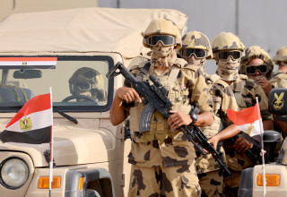 חיילים מצרים חמושים בגבול עם רצועת עזה במעבר רפיח (צילום:  רויטרס)