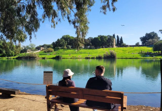 מטיילים בגן הלאומי ירקון-תל אפק (צילום: אדר סטולרו מליחי, רשות הטבע והגנים)
