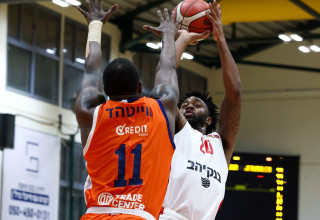 שחקן הפועל ירושלים ליוואי רנדולף זורק מעל שחקן עירוני נס ציונה אייזיאה ווייטהד (צילום: דני מרון)