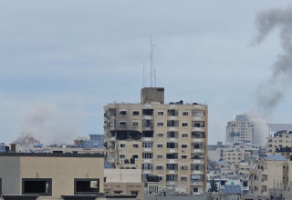 תקיפת בניין בעזה (צילום:  רשתות ערביות)