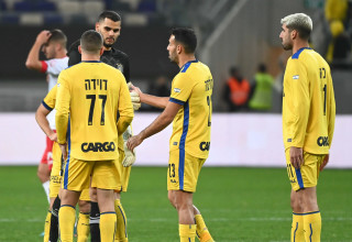 שחקני מכבי תל אביב יונתן כהן, אייל גולסה, אושר דוידה, רועי משפתי (צילום: ברני ארדוב)