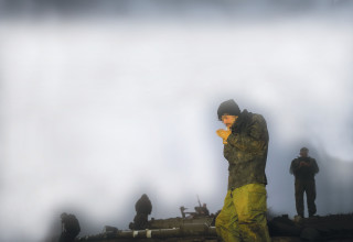 חייל מילואים מדליק סיגריה 24 בינואר 2024 (צילום:  מיכאל גלעדי, פלאש 90)