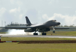 מפציץ B-1 של צבא ארצות הברית (צילום:  REUTERS/Issei Kato)