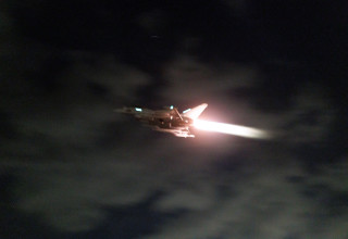 מטוס בדרכו למתקפה על החות'ים בתימן (צילום:  AS1 Jake Green RAF/UK MOD/Handout via REUTERS)