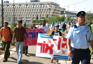 צעדת מחאה של מפוני גוש קטיף בירושלים ב-2008 (צילום:  אנה קפלן, פלאש 90)
