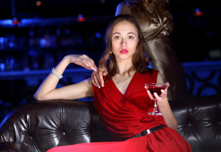 אישה שותה בבר (צילום: אינג'אימג')