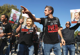 הפגנה של מטה משפחות החטופים בקיסריה (צילום:  יונתן שאול, פלאש 90)