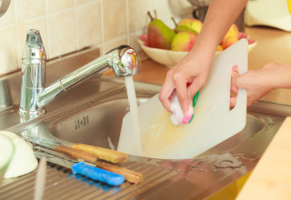 קרש חיתוך מפלסטיק (צילום: אינג'אימג')