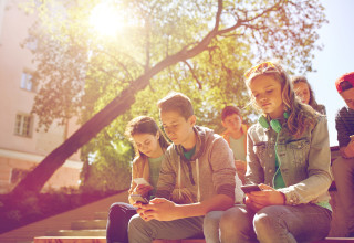 משרד החינוך הבריטי יאסור שימוש בטלפונים ניידים במדינה הזו (צילום: אינג'אימג')