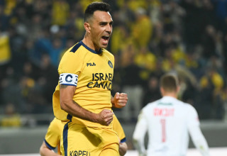 ערן זהבי, שחקן מכבי תל אביב חוגג (צילום: ברני ארדוב)