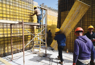 פועלים באתר בנייה (צילום:  מיכאל גלעדי, פלאש 90)