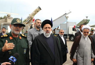 נשיא איראן אבראהים ראיסי מסייר בבסיס של משמרות המהפכה (צילום: רויטרס)
