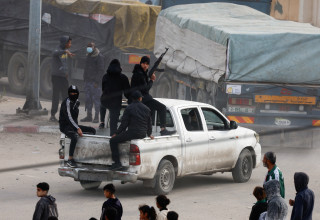 חמושים משתלטים על משאיות סיוע בעזה (צילום:  REUTERS/Mohammed Salem)
