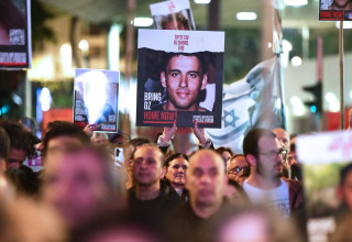 תמונתו של סמל עוז דניאל בהפגנה לשחרור חטופים (צילום: אבשלום ששוני)