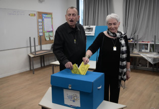 רון חולדאי מצביע בבחירות המקומיות (צילום: אבשלום ששוני)