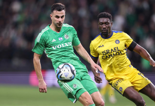 דין דוד שחקן מכבי חיפה לפני דריק לוקאסן שחקן מכבי תל אביב (צילום: מאור אלקסלסי)