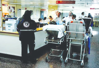 עומס בחדר מיון בבית חולים (צילום: אבשלום ששוני)