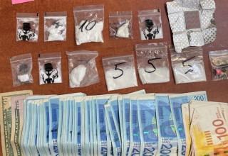הסמים שנתפסו בדירה (צילום: דוברות המשטרה)