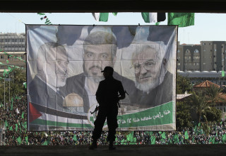 כרזה של בכירי חמאס (צילום:  REUTERS/Suhaib Salem)