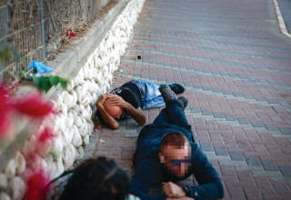 אנשים תוספים מחסה בזמן אזעקה (צילום: חיים גולדברג, פלאש 90)