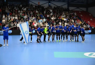 ההכרעה עוברת ליום ראשון. שחקני הנבחרת (צילום: אתר רשמי, באדיבות - slovakhandball.sk)