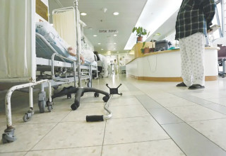 מסדרון בית חולים (צילום: פלאש 90)