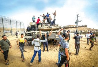 פלסטינים לאחר שחצו את גדר הגבול עם ישראל ברצועת עזה (צילום:  עבד רחים חטיב, פלאש 90)