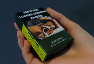 חפיסת סיגריות ועליה תמונה הממחישה נזקי עישון (צילום: רויטרס)