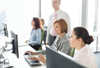 נשים בעבודה (צילום: אינג'אימג')