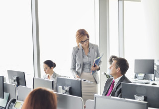 נשים בעבודה (צילום: אינג'אימג')