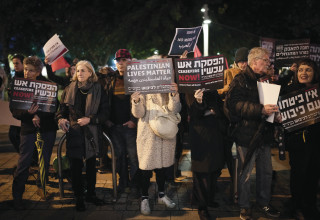 פעילי שמאל בתל אביב מפגינים נגד המלחמה בעזה, בחודש שעבר (צילום:   אריק מרמור פלאש 90)