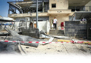 בנין בקרית שמונה שנפגע מרקטת חיזבאללה (צילום:  איל מרגולין פלאש 90)